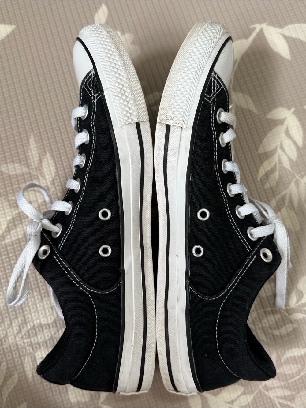 Converse Black and White Unisex Canvas Sneaker women’s size 12, men’s size 10